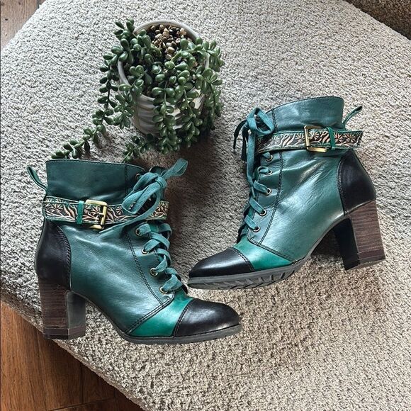 L’ARTISTE Stylish Teal and Black Ankle Boots - Picture 1 of 12